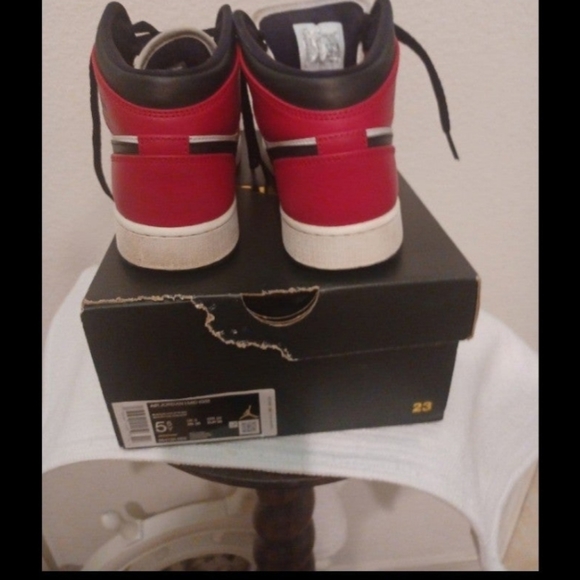 Nike Air Jordan 1 Mid Shoes - Picture 2 of 6